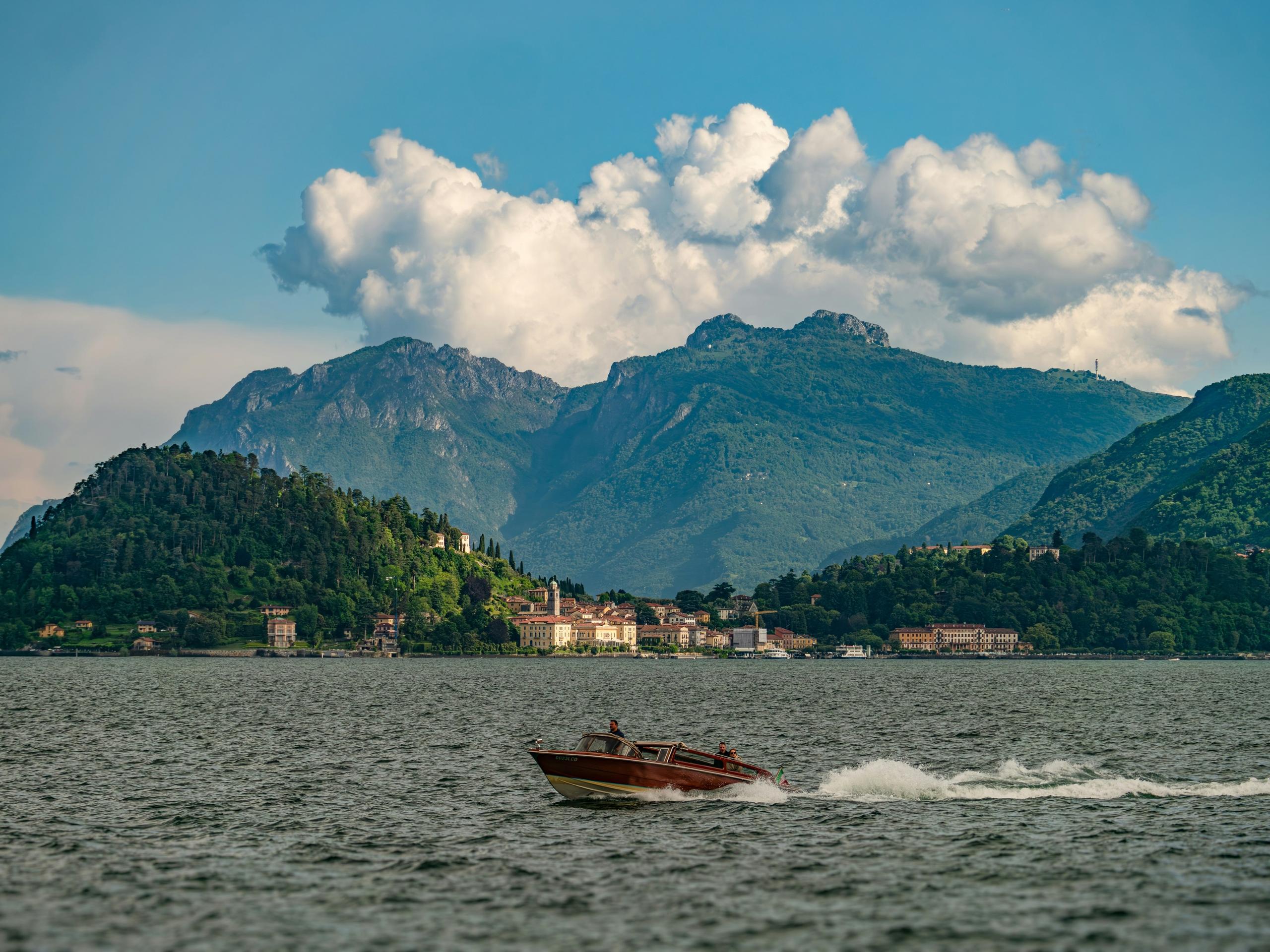 Motoscafo davanti a Menaggio, Lago di Como